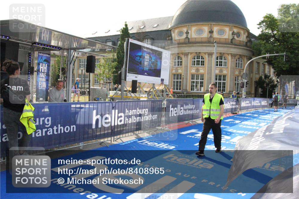 29.06.2025 - hella hamburg halbmarathon Michael Strokosch http://msf.ph/oto/8408965 29.06.2025 08:46:01 Ziel  meine-sportfotos.de