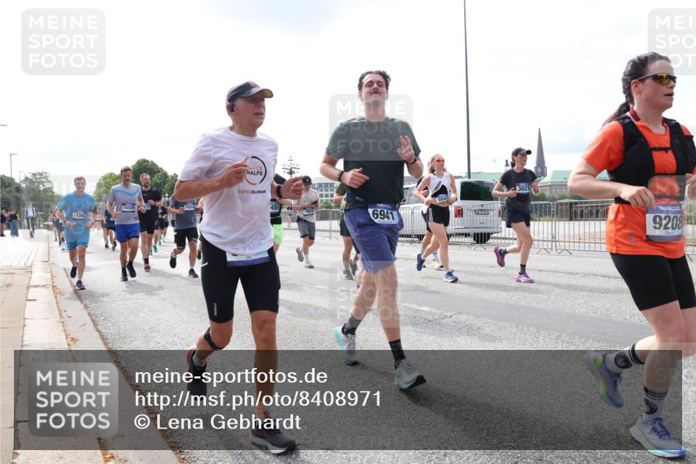 29.06.2025 - hella hamburg halbmarathon Lena Gebhardt http://msf.ph/oto/8408971 29.06.2025 10:16:54 Lombardsbrücke 13365, 10320, 10314, 450, 6941, 6948, 3023, 9208, 1117, 1137, 1240, 1298, 1331, 1348, 1356, 1403, 1553, 1602, 1825, 2225, 2347, 2908, 2912, 3088, 3156, 3176, 3210, 3450, 3484, 3622, 3687, 4478, 5036, 5037, 5390, 5929, 5930, 5995, 6328, 6488, 6742, 6941, 6948, 7114, 7115, 7158, 7257, 7345, 7358, 7360, 7376, 7924, 7928, 8263, 8295, 8317, 8513, 8558, 8619, 8707, 8847, 8857, 8983, 9091, 9208, 9332, 9492, 9664, 9676, 10076, 10232 meine-sportfotos.de