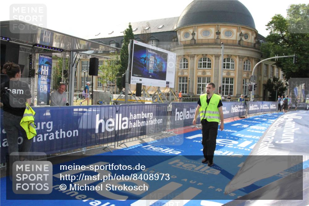 29.06.2025 - hella hamburg halbmarathon Michael Strokosch http://msf.ph/oto/8408973 29.06.2025 08:46:01 Ziel  meine-sportfotos.de