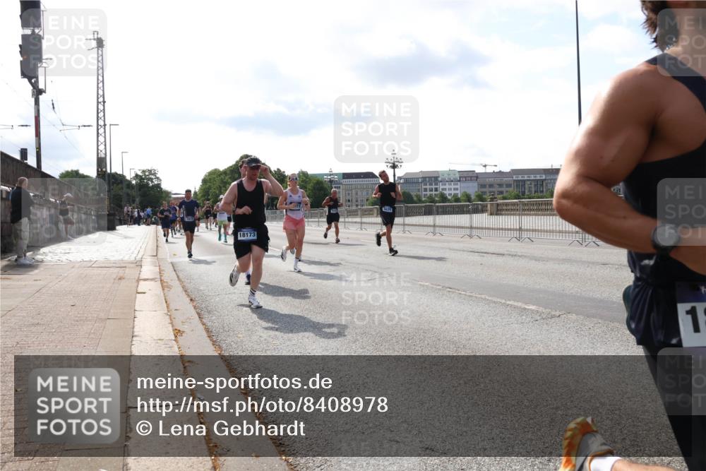 29.06.2025 - hella hamburg halbmarathon Lena Gebhardt http://msf.ph/oto/8408978 29.06.2025 09:49:58 Lombardsbrücke 18173, 1, 1343, 1445, 1615, 1675, 1800, 1803, 1975, 2324, 2415, 2573, 2750, 2949, 3136, 3282, 3332, 3431, 3530, 4303, 4318, 4425, 4528, 5248, 5409, 6095, 6123, 6682, 6704, 7035, 7229, 7495, 7774, 7796, 8370, 8465, 8629, 8925, 9264, 9265, 9294, 9296, 9302, 9686, 9711, 9914, 9979, 10680, 10894, 10930, 11765, 11767, 12327, 12540, 12554, 12839, 12895, 13141, 13457, 13800, 14077, 14204, 14359, 14374, 14560, 14629, 14688, 14789, 15094 meine-sportfotos.de