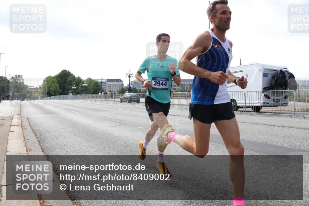 29.06.2025 - hella hamburg halbmarathon Lena Gebhardt http://msf.ph/oto/8409002 29.06.2025 09:37:47 Lombardsbrücke 3944, 45, 50, 3944, 12673 meine-sportfotos.de