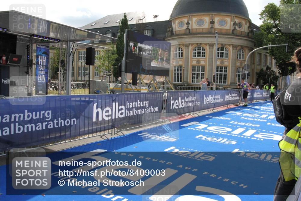 29.06.2025 - hella hamburg halbmarathon Michael Strokosch http://msf.ph/oto/8409003 29.06.2025 09:47:44 Ziel  meine-sportfotos.de