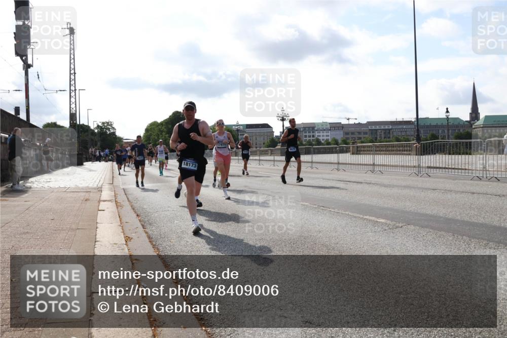 29.06.2025 - hella hamburg halbmarathon Lena Gebhardt http://msf.ph/oto/8409006 29.06.2025 09:49:59 Lombardsbrücke 18173, 1343, 1445, 1615, 1675, 1800, 1803, 1975, 2324, 2415, 2573, 2949, 3136, 3282, 3332, 3431, 3530, 4303, 4318, 4425, 4528, 5248, 5409, 5436, 6095, 6123, 6682, 6704, 7035, 7229, 7495, 7774, 7796, 8370, 8465, 8629, 8925, 9264, 9265, 9294, 9296, 9302, 9686, 9711, 9914, 9979, 10680, 10894, 10930, 11765, 11767, 12292, 12327, 12540, 12554, 12839, 12895, 13141, 13457, 13800, 14077, 14204, 14374, 14560, 14629, 14688, 14789, 15094 meine-sportfotos.de