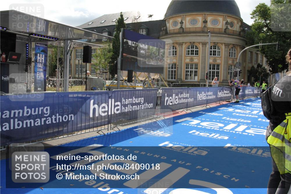 29.06.2025 - hella hamburg halbmarathon Michael Strokosch http://msf.ph/oto/8409018 29.06.2025 09:47:47 Ziel  meine-sportfotos.de