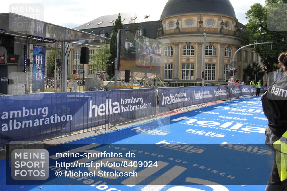 29.06.2025 - hella hamburg halbmarathon Michael Strokosch http://msf.ph/oto/8409024 29.06.2025 09:48:16 Ziel  meine-sportfotos.de