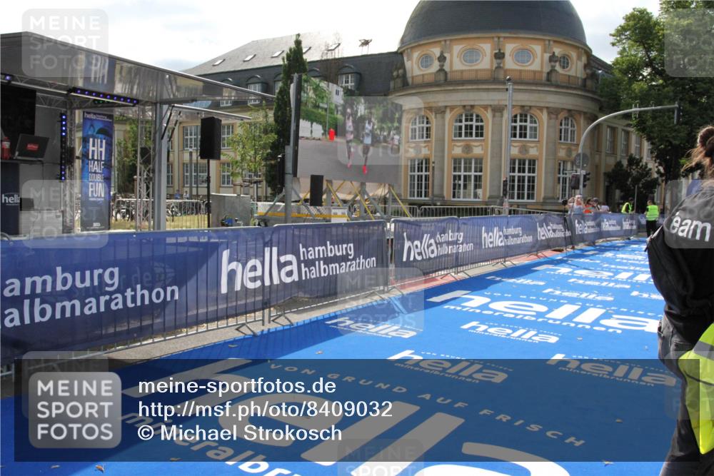 29.06.2025 - hella hamburg halbmarathon Michael Strokosch http://msf.ph/oto/8409032 29.06.2025 09:48:19 Ziel  meine-sportfotos.de