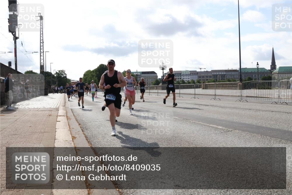 29.06.2025 - hella hamburg halbmarathon Lena Gebhardt http://msf.ph/oto/8409035 29.06.2025 09:49:59 Lombardsbrücke 18173, 17971, 1343, 1445, 1615, 1675, 1800, 1803, 1975, 2324, 2415, 2573, 2949, 3136, 3282, 3332, 3431, 3530, 4303, 4318, 4425, 4528, 5248, 5409, 5436, 6095, 6123, 6682, 6704, 7035, 7229, 7495, 7774, 7796, 8370, 8465, 8629, 8925, 9264, 9265, 9294, 9296, 9302, 9686, 9711, 9914, 9979, 10680, 10894, 10930, 11765, 11767, 12292, 12327, 12540, 12554, 12839, 12895, 13141, 13457, 13800, 14077, 14204, 14374, 14560, 14629, 14688, 14789, 15094 meine-sportfotos.de