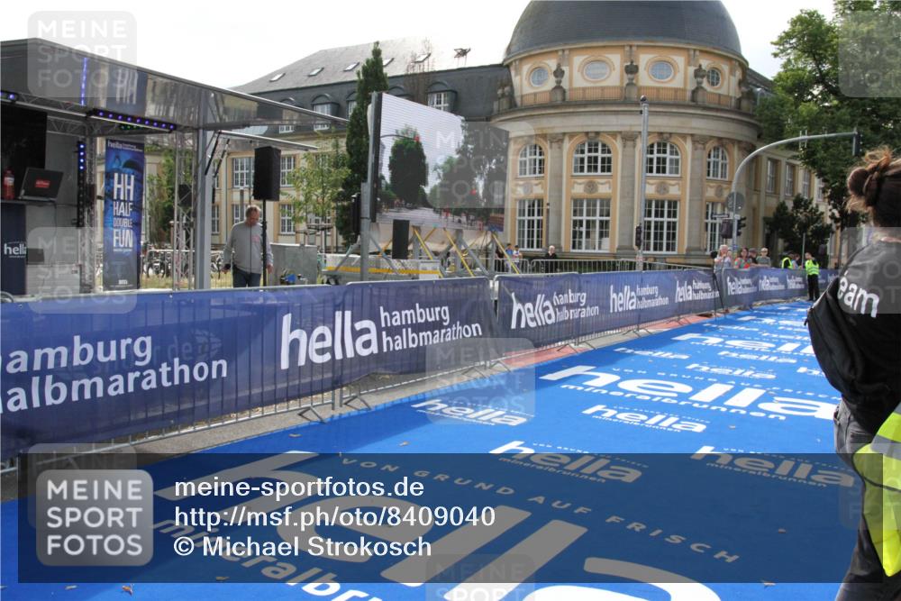 29.06.2025 - hella hamburg halbmarathon Michael Strokosch http://msf.ph/oto/8409040 29.06.2025 09:48:42 Ziel  meine-sportfotos.de