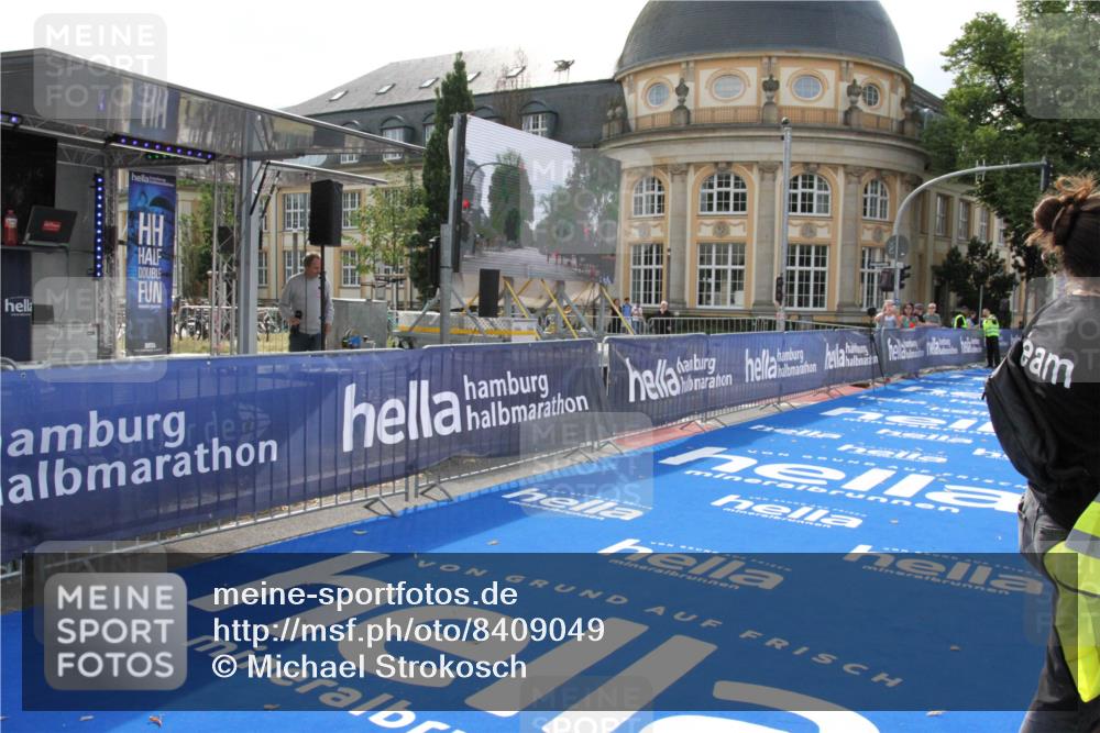 29.06.2025 - hella hamburg halbmarathon Michael Strokosch http://msf.ph/oto/8409049 29.06.2025 09:48:42 Ziel  meine-sportfotos.de
