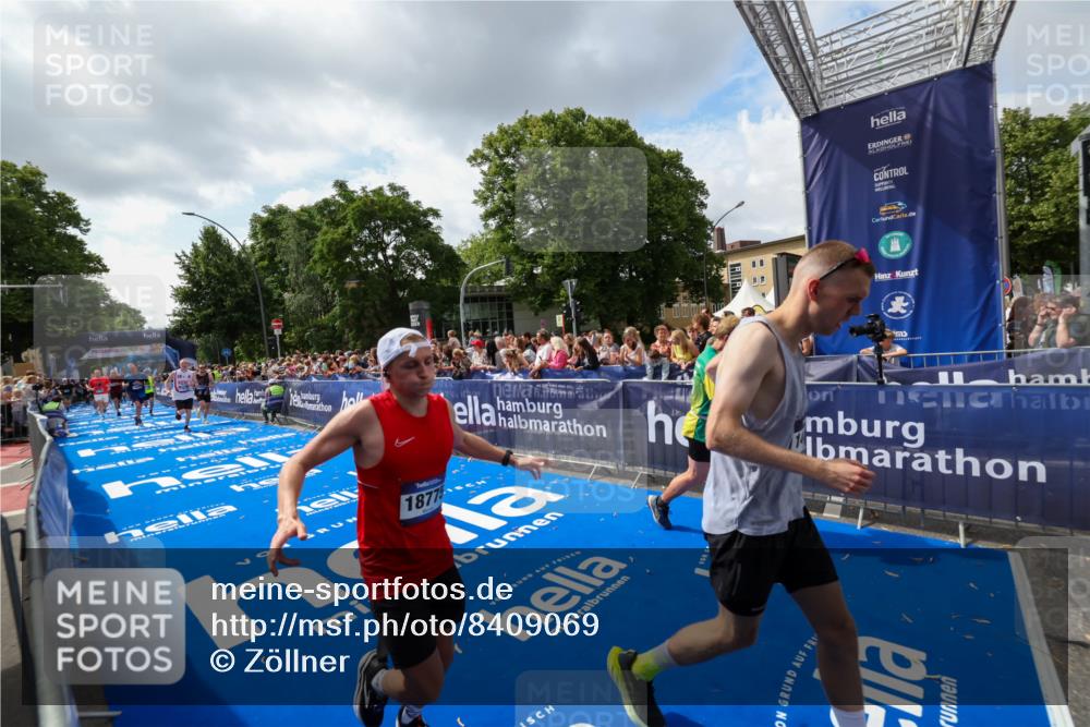 29.06.2025 - hella hamburg halbmarathon Zöllner http://msf.ph/oto/8409069 29.06.2025 10:43:40 Ziel 3116, 4080, 4318, 9114, 12623, 13421, 13996, 14484, 14690, 15328, 15932, 17912, 18449, 18775, 19229 meine-sportfotos.de