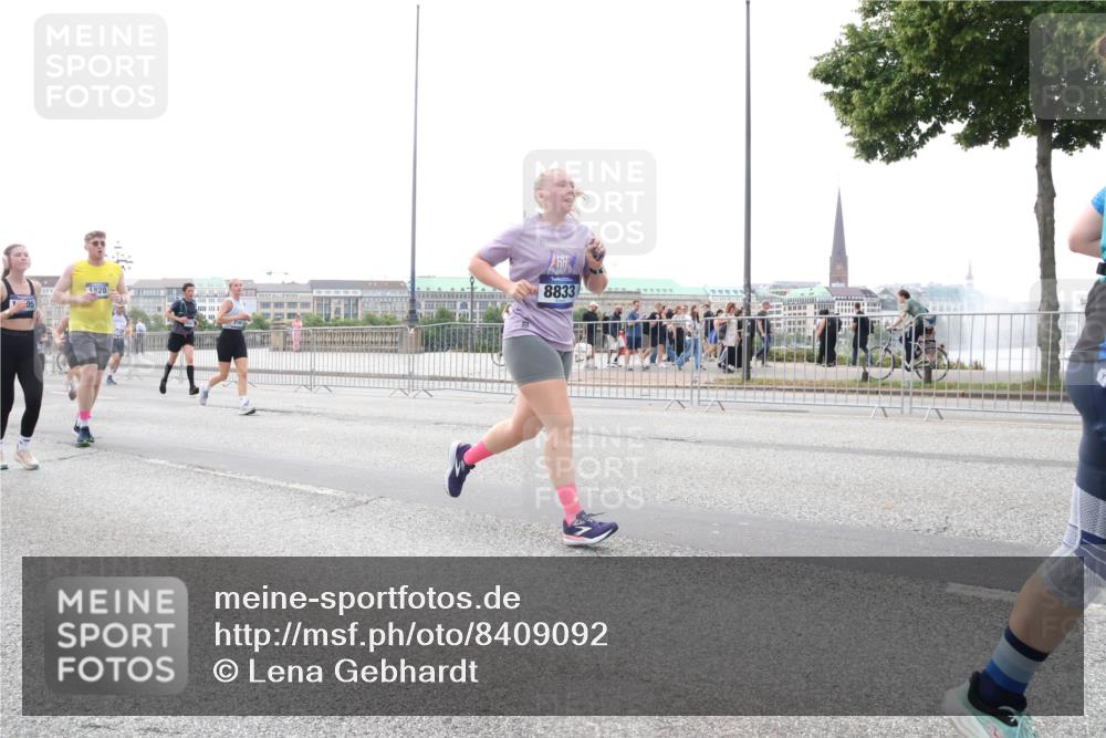 29.06.2025 - hella hamburg halbmarathon Lena Gebhardt http://msf.ph/oto/8409092 29.06.2025 10:50:49 Lombardsbrücke 1928, 05, 8833, 1129, 1203, 1208, 1259, 1404, 1828, 1930, 2047, 2200, 2358, 2859, 3184, 3203, 3229, 3647, 3680, 3838, 4642, 4695, 4771, 4848, 4961, 5131, 5286, 5289, 6178, 7133, 7141, 7161, 7505, 7677, 7770, 7771, 7825, 7938, 8200, 8299, 8779, 8833, 8834, 8986, 9096, 9168, 9933, 10029, 10437, 10552, 10614, 10636, 10744, 11052, 11252, 11577, 12392, 12393, 13887, 14102, 14534, 14591, 15017, 15230, 15416 meine-sportfotos.de
