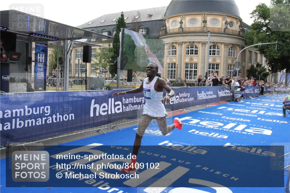 29.06.2025 - hella hamburg halbmarathon Michael Strokosch http://msf.ph/oto/8409102 29.06.2025 10:01:04 Ziel 1, 5 meine-sportfotos.de