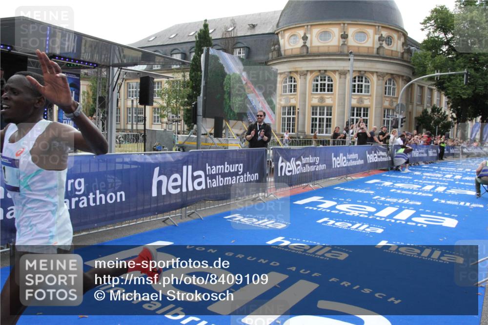 29.06.2025 - hella hamburg halbmarathon Michael Strokosch http://msf.ph/oto/8409109 29.06.2025 10:01:04 Ziel 1, 5 meine-sportfotos.de