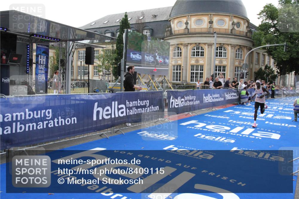 29.06.2025 - hella hamburg halbmarathon Michael Strokosch http://msf.ph/oto/8409115 29.06.2025 10:01:10 Ziel 5 meine-sportfotos.de