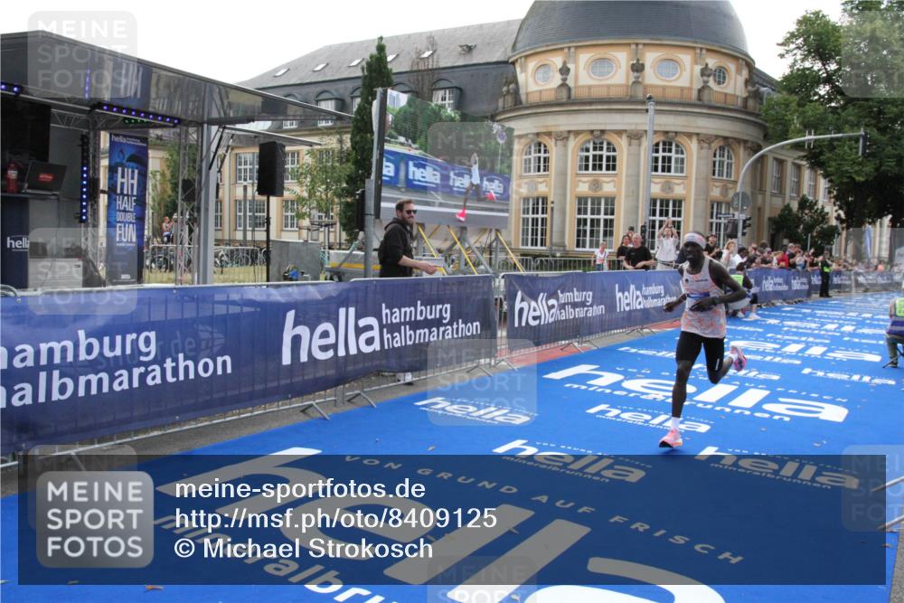 29.06.2025 - hella hamburg halbmarathon Michael Strokosch http://msf.ph/oto/8409125 29.06.2025 10:01:11 Ziel 5 meine-sportfotos.de