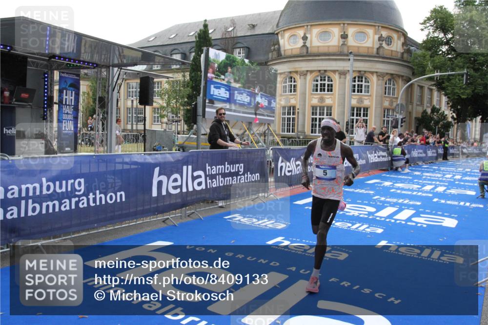 29.06.2025 - hella hamburg halbmarathon Michael Strokosch http://msf.ph/oto/8409133 29.06.2025 10:01:11 Ziel 5 meine-sportfotos.de