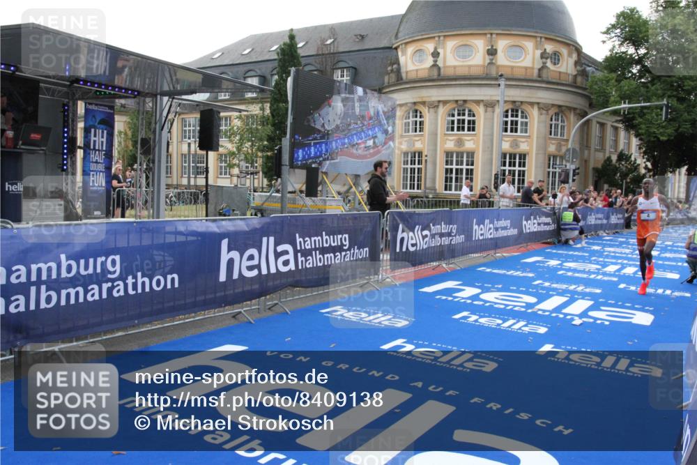 29.06.2025 - hella hamburg halbmarathon Michael Strokosch http://msf.ph/oto/8409138 29.06.2025 10:01:58 Ziel 4 meine-sportfotos.de