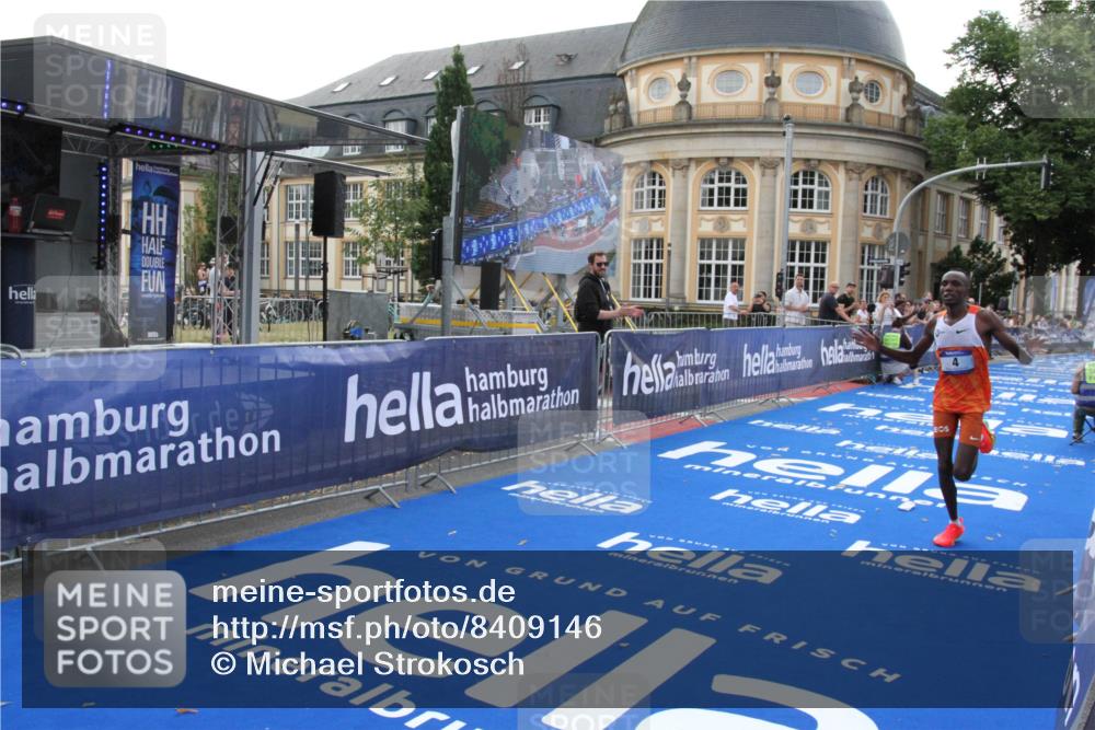 29.06.2025 - hella hamburg halbmarathon Michael Strokosch http://msf.ph/oto/8409146 29.06.2025 10:01:59 Ziel 4 meine-sportfotos.de