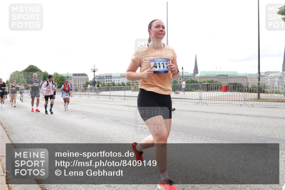 29.06.2025 - hella hamburg halbmarathon Lena Gebhardt http://msf.ph/oto/8409149 29.06.2025 10:24:55 Lombardsbrücke 17535, 411, 1352, 1395, 1740, 2000, 2108, 2249, 2280, 2944, 3053, 3099, 3113, 3132, 3421, 3920, 4008, 4010, 4111, 4221, 4444, 5126, 5138, 5829, 5830, 6261, 6570, 7778, 8083, 9573, 10907, 11400, 11651, 11816, 11817, 11921, 12070, 12303, 13111, 13113, 13638, 14649, 14898, 15124, 15153, 15679, 15942, 15975, 17185, 17535, 17954, 18194, 18198 meine-sportfotos.de