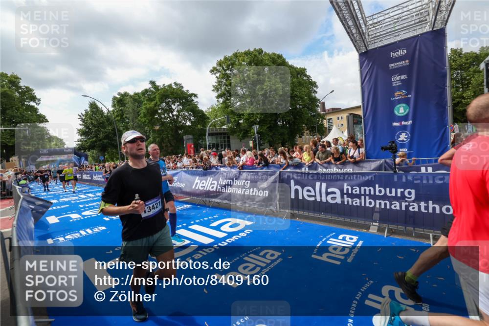 29.06.2025 - hella hamburg halbmarathon Zöllner http://msf.ph/oto/8409160 29.06.2025 10:43:47 Ziel 1976, 4318, 6903, 6991, 7185, 9114, 9159, 11153, 11778, 11848, 13421, 14201, 14210, 15328, 15512, 15932, 16062, 16105, 18449, 19090 meine-sportfotos.de