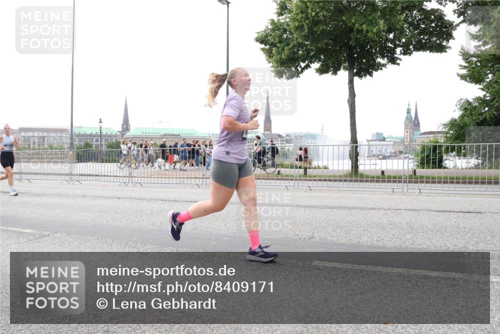 29.06.2025 - hella hamburg halbmarathon Lena Gebhardt http://msf.ph/oto/8409171 29.06.2025 10:50:49 Lombardsbrücke 7161, 1129, 1203, 1208, 1259, 1404, 1828, 1930, 2047, 2200, 2358, 2859, 3184, 3203, 3229, 3647, 3680, 3838, 4642, 4695, 4771, 4848, 4961, 5131, 5286, 5289, 6178, 7133, 7141, 7161, 7505, 7677, 7770, 7771, 7825, 7938, 8200, 8299, 8779, 8833, 8834, 8986, 9096, 9168, 9933, 10029, 10437, 10552, 10614, 10636, 10744, 11052, 11252, 11577, 12392, 12393, 13887, 14102, 14534, 14591, 15017, 15230, 15416 meine-sportfotos.de