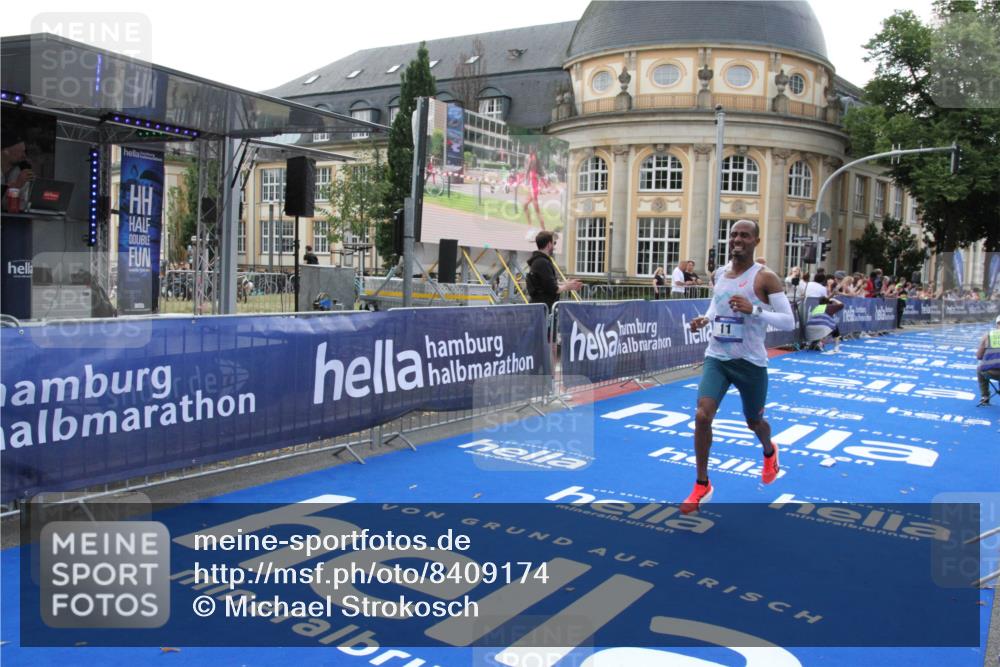 29.06.2025 - hella hamburg halbmarathon Michael Strokosch http://msf.ph/oto/8409174 29.06.2025 10:02:18 Ziel 11 meine-sportfotos.de