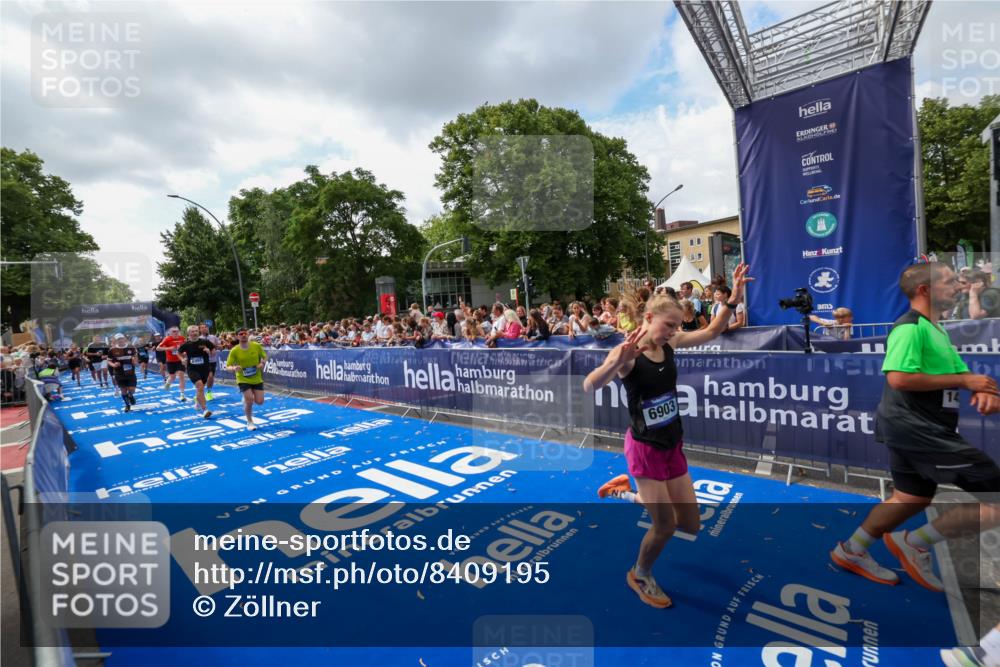 29.06.2025 - hella hamburg halbmarathon Zöllner http://msf.ph/oto/8409195 29.06.2025 10:43:49 Ziel 1976, 3437, 5692, 6903, 6991, 7185, 9159, 9374, 11153, 11778, 11848, 13897, 14201, 14210, 15512, 16062, 16105, 18650, 19090 meine-sportfotos.de
