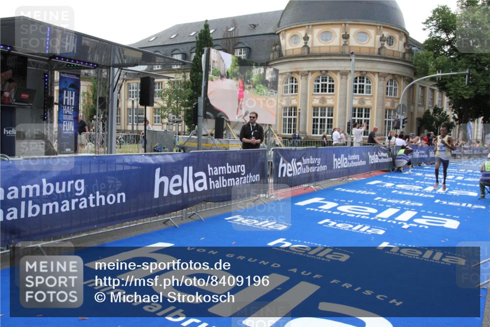 29.06.2025 - hella hamburg halbmarathon Michael Strokosch http://msf.ph/oto/8409196 29.06.2025 10:02:24 Ziel 2, 25 meine-sportfotos.de