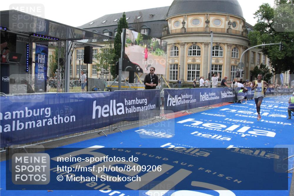 29.06.2025 - hella hamburg halbmarathon Michael Strokosch http://msf.ph/oto/8409206 29.06.2025 10:02:25 Ziel 2, 25 meine-sportfotos.de