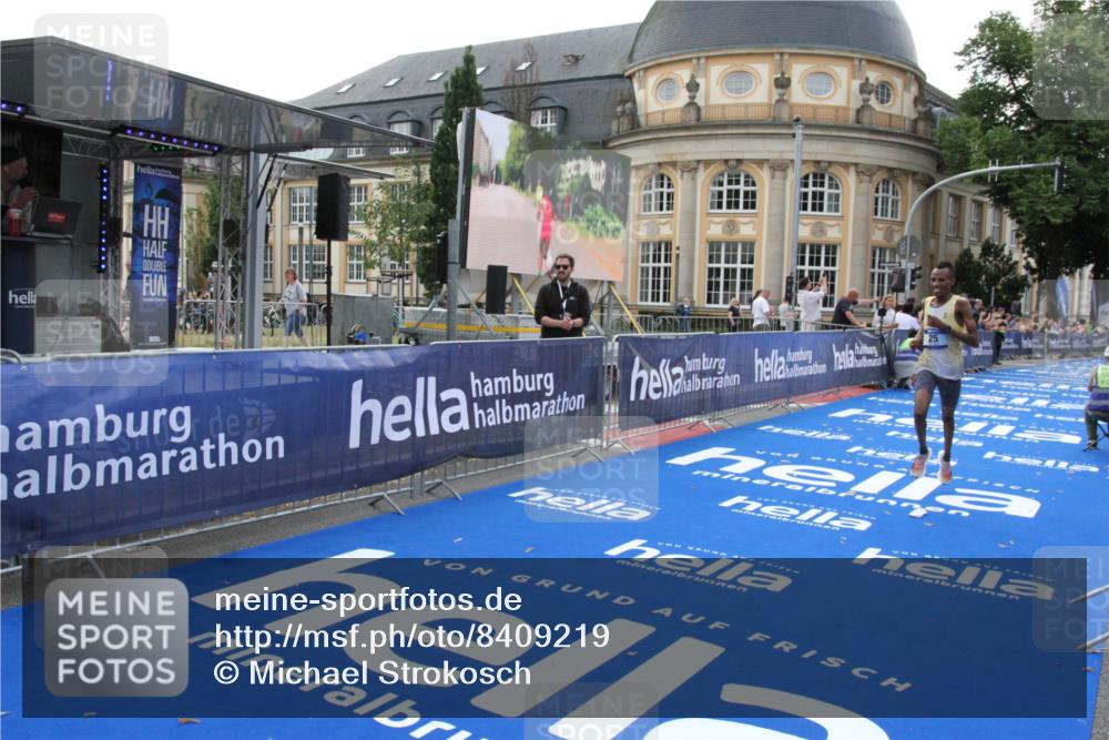 29.06.2025 - hella hamburg halbmarathon Michael Strokosch http://msf.ph/oto/8409219 29.06.2025 10:02:25 Ziel 2, 25 meine-sportfotos.de