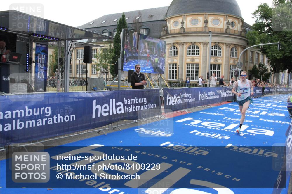 29.06.2025 - hella hamburg halbmarathon Michael Strokosch http://msf.ph/oto/8409229 29.06.2025 10:02:31 Ziel 2, 22 meine-sportfotos.de