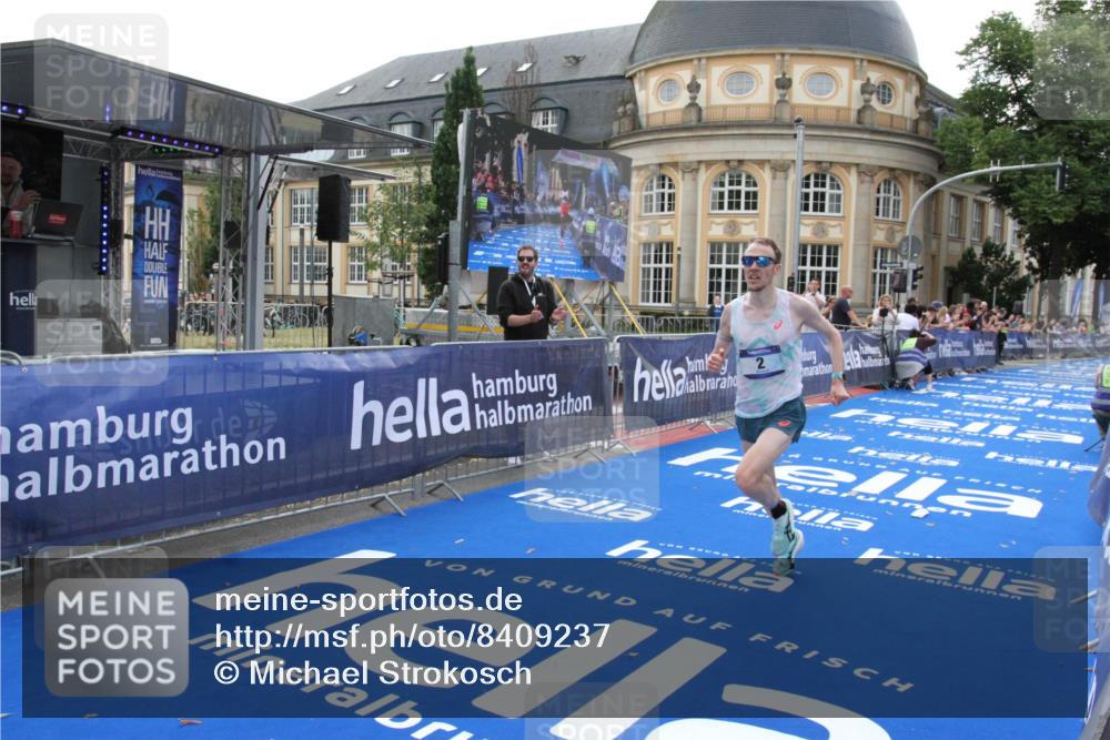 29.06.2025 - hella hamburg halbmarathon Michael Strokosch http://msf.ph/oto/8409237 29.06.2025 10:02:31 Ziel 2, 22 meine-sportfotos.de