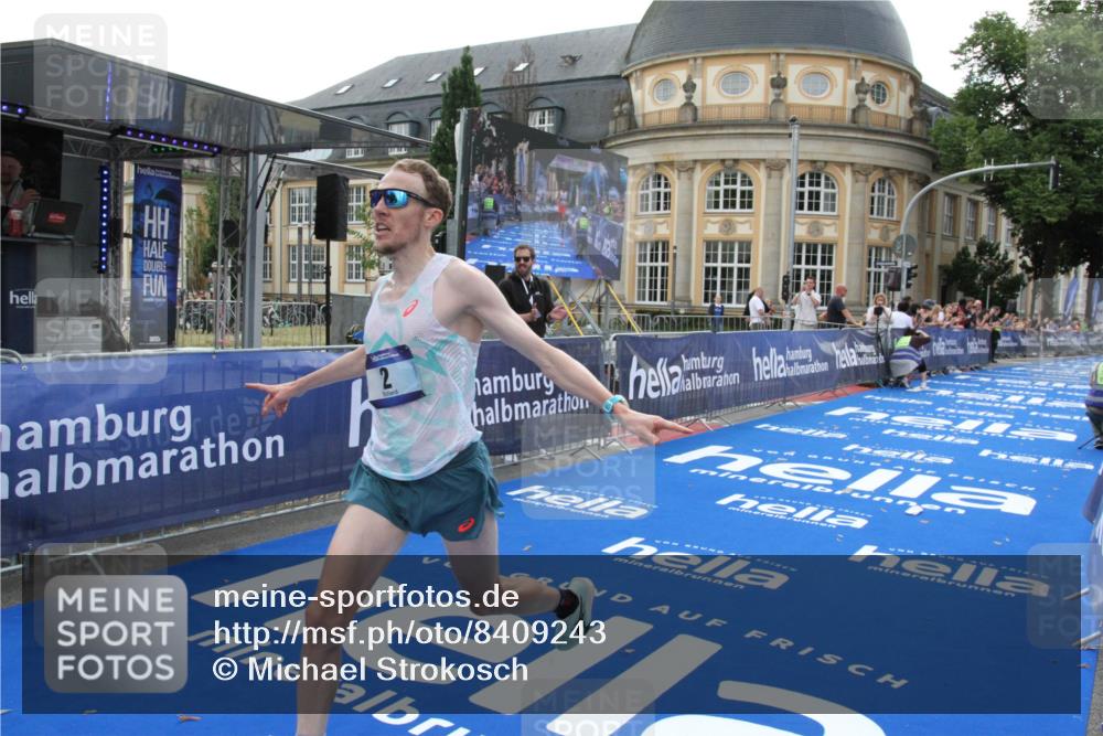 29.06.2025 - hella hamburg halbmarathon Michael Strokosch http://msf.ph/oto/8409243 29.06.2025 10:02:31 Ziel 2, 22 meine-sportfotos.de