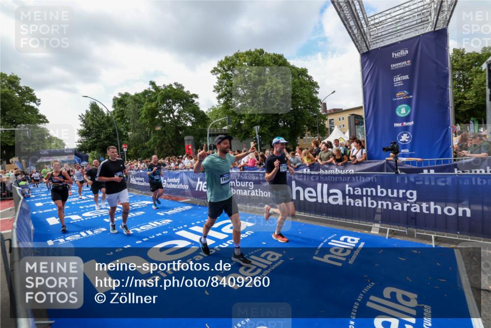 29.06.2025 - hella hamburg halbmarathon Zöllner http://msf.ph/oto/8409260 29.06.2025 10:43:54 Ziel 3437, 3697, 3907, 5624, 5692, 7185, 8145, 9043, 9374, 10493, 11153, 11778, 11809, 11848, 12966, 13897, 14861, 15512, 16062, 16549, 17376, 17403, 18650, 18678 meine-sportfotos.de