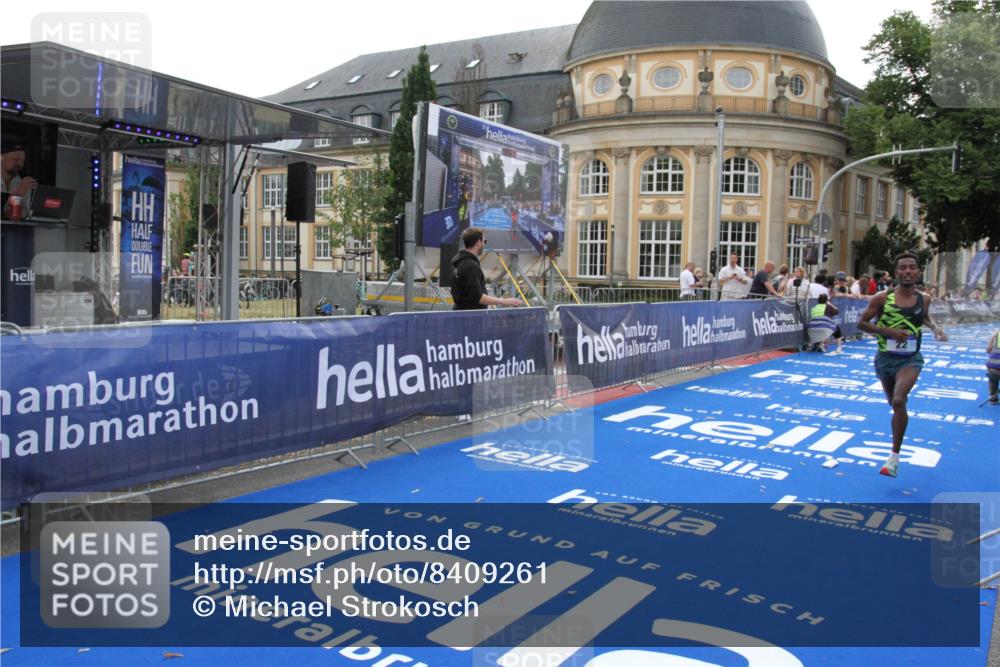 29.06.2025 - hella hamburg halbmarathon Michael Strokosch http://msf.ph/oto/8409261 29.06.2025 10:02:35 Ziel 22 meine-sportfotos.de