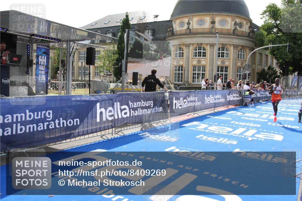 29.06.2025 - hella hamburg halbmarathon Michael Strokosch http://msf.ph/oto/8409269 29.06.2025 10:02:47 Ziel 10 meine-sportfotos.de