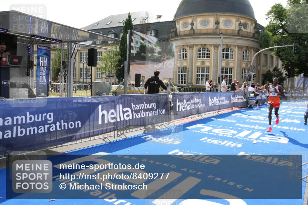 29.06.2025 - hella hamburg halbmarathon Michael Strokosch http://msf.ph/oto/8409277 29.06.2025 10:02:48 Ziel 10 meine-sportfotos.de