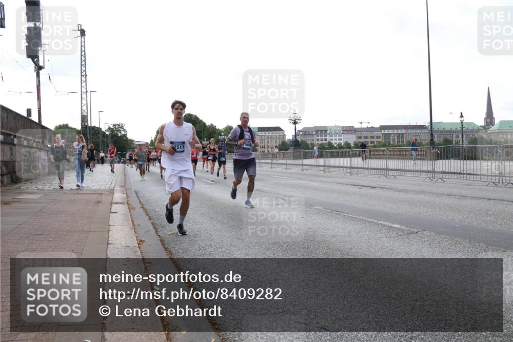 29.06.2025 - hella hamburg halbmarathon Lena Gebhardt http://msf.ph/oto/8409282 29.06.2025 10:04:15 Lombardsbrücke 1511, 1032, 1213, 1355, 1367, 1377, 1674, 2852, 2979, 3488, 3994, 4095, 4488, 4587, 5058, 5354, 5363, 5365, 5613, 5976, 6142, 6706, 6709, 7017, 7306, 7485, 8177, 8217, 8421, 8422, 8423, 8469, 8727, 9280, 9489, 9526, 9899, 10213, 10756, 10962, 11511, 11582, 11614, 12004, 12005, 12336, 12653, 12998, 13173, 13583, 13625, 14340, 14436, 14917, 15520, 15525, 15678, 16099, 16113, 16753, 16989, 17071, 17098, 17113, 17437 meine-sportfotos.de