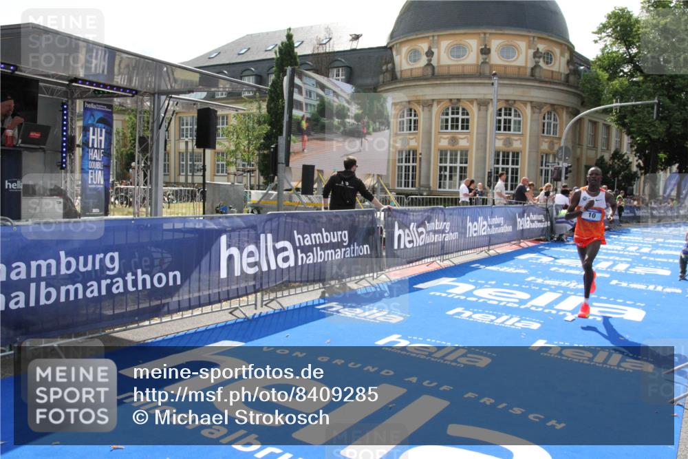 29.06.2025 - hella hamburg halbmarathon Michael Strokosch http://msf.ph/oto/8409285 29.06.2025 10:02:48 Ziel 10 meine-sportfotos.de