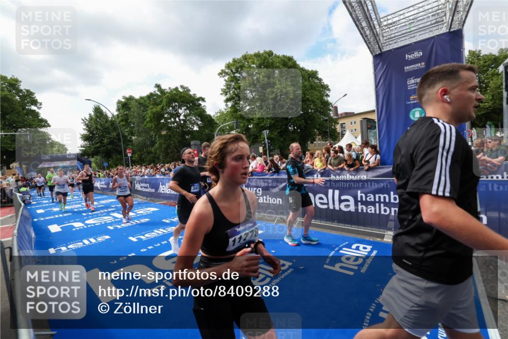 29.06.2025 - hella hamburg halbmarathon Zöllner http://msf.ph/oto/8409288 29.06.2025 10:43:55 Ziel 3437, 3697, 3907, 5624, 5692, 7185, 8145, 9043, 9374, 10493, 11778, 11809, 12438, 12966, 13897, 14861, 15512, 16062, 16549, 17376, 17403, 18650, 18678 meine-sportfotos.de