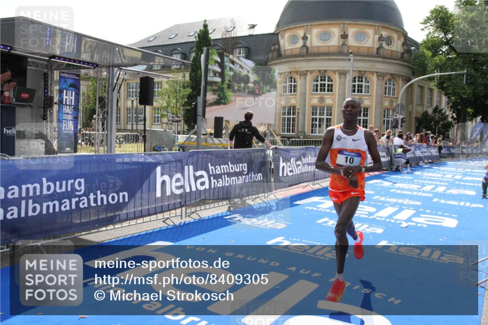 29.06.2025 - hella hamburg halbmarathon Michael Strokosch http://msf.ph/oto/8409305 29.06.2025 10:02:49 Ziel 10 meine-sportfotos.de