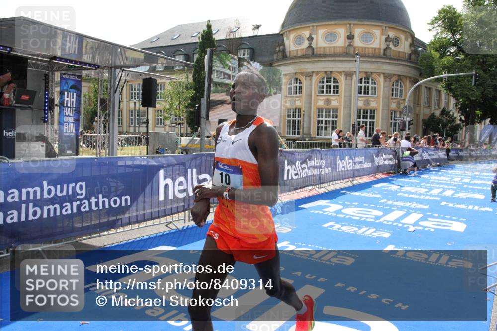 29.06.2025 - hella hamburg halbmarathon Michael Strokosch http://msf.ph/oto/8409314 29.06.2025 10:02:49 Ziel 10 meine-sportfotos.de