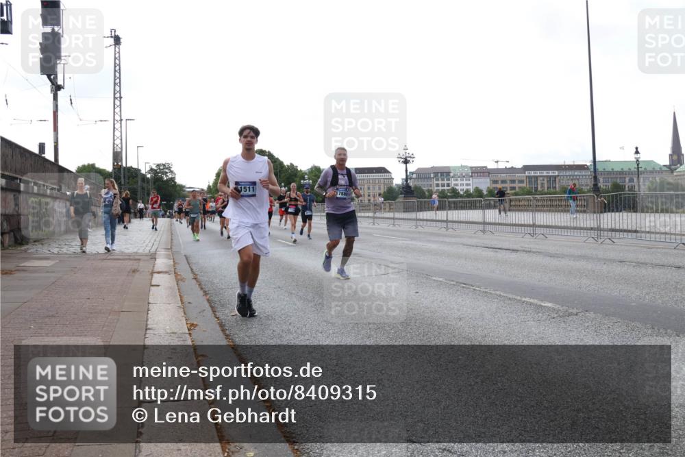 29.06.2025 - hella hamburg halbmarathon Lena Gebhardt http://msf.ph/oto/8409315 29.06.2025 10:04:15 Lombardsbrücke 1511, 1032, 1213, 1355, 1367, 1377, 1674, 2852, 2979, 3488, 3994, 4095, 4488, 4587, 5058, 5354, 5363, 5365, 5613, 5976, 6142, 6706, 6709, 7017, 7306, 7485, 8177, 8217, 8421, 8422, 8423, 8469, 8727, 9280, 9489, 9526, 9899, 10213, 10756, 10962, 11511, 11582, 11614, 12004, 12005, 12336, 12653, 12998, 13173, 13583, 13625, 14340, 14436, 14917, 15520, 15525, 15678, 16099, 16113, 16753, 16989, 17071, 17098, 17113, 17437 meine-sportfotos.de
