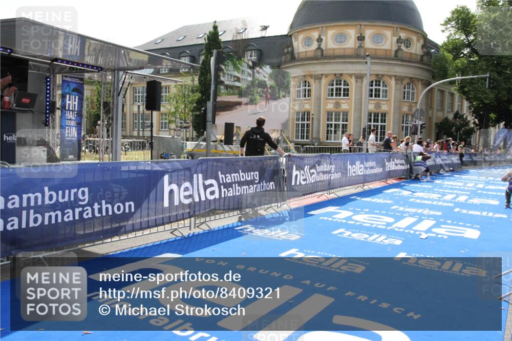 29.06.2025 - hella hamburg halbmarathon Michael Strokosch http://msf.ph/oto/8409321 29.06.2025 10:02:49 Ziel 10 meine-sportfotos.de