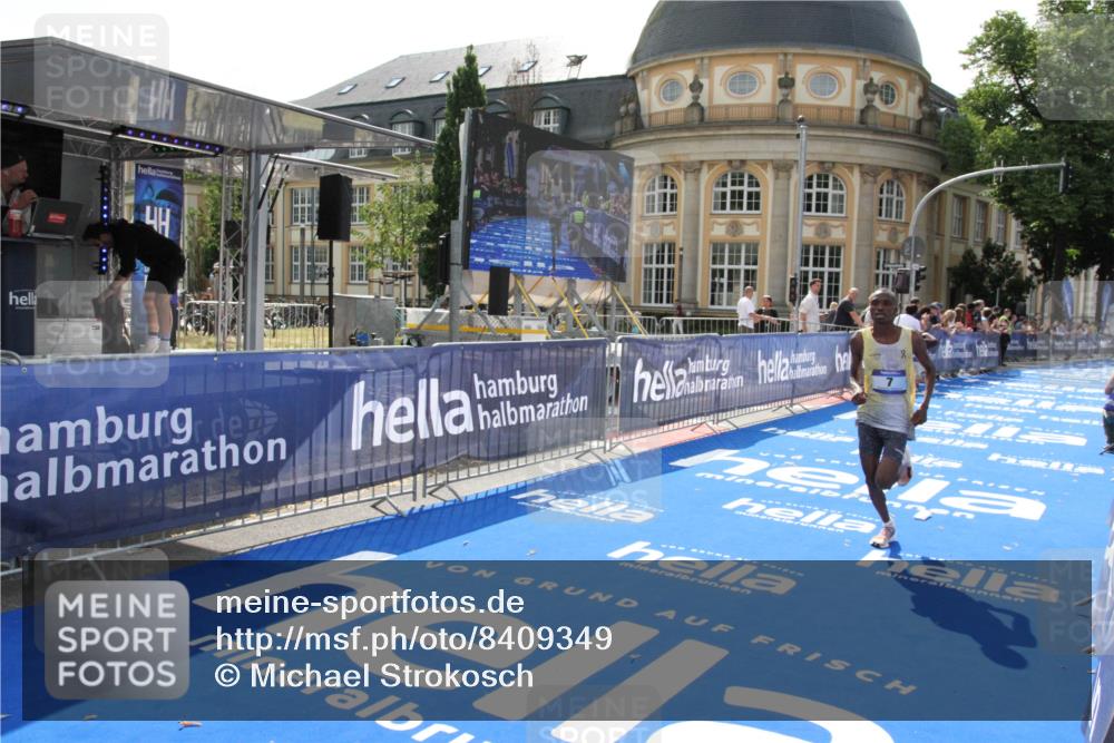29.06.2025 - hella hamburg halbmarathon Michael Strokosch http://msf.ph/oto/8409349 29.06.2025 10:03:00 Ziel 7, 9 meine-sportfotos.de