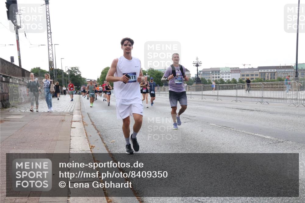 29.06.2025 - hella hamburg halbmarathon Lena Gebhardt http://msf.ph/oto/8409350 29.06.2025 10:04:16 Lombardsbrücke 611, 17880, 1032, 1213, 1355, 1367, 1377, 1674, 2852, 2979, 3488, 3994, 4095, 4488, 4587, 5058, 5354, 5363, 5365, 5613, 5976, 6142, 6706, 6709, 7017, 7306, 7485, 8177, 8217, 8421, 8422, 8423, 8469, 9280, 9489, 9526, 9899, 10213, 10756, 10962, 11511, 11582, 11614, 12004, 12005, 12336, 12653, 12998, 13173, 13583, 13625, 14340, 14436, 14917, 15520, 15525, 15678, 16099, 16113, 16128, 16145, 16753, 16989, 17071, 17098, 17113, 17437 meine-sportfotos.de