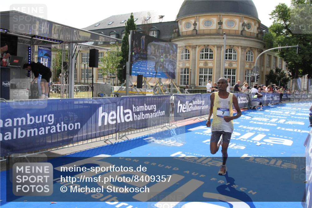 29.06.2025 - hella hamburg halbmarathon Michael Strokosch http://msf.ph/oto/8409357 29.06.2025 10:03:00 Ziel 7, 9 meine-sportfotos.de