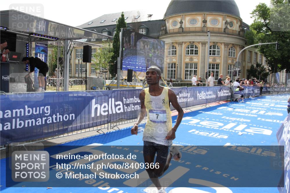 29.06.2025 - hella hamburg halbmarathon Michael Strokosch http://msf.ph/oto/8409366 29.06.2025 10:03:00 Ziel 7, 9 meine-sportfotos.de