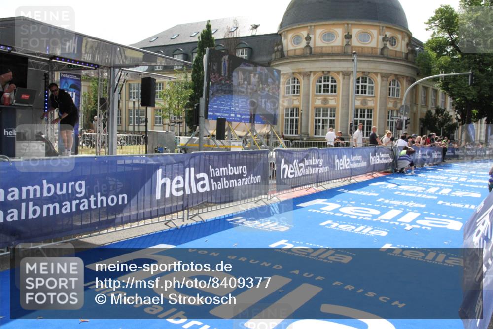 29.06.2025 - hella hamburg halbmarathon Michael Strokosch http://msf.ph/oto/8409377 29.06.2025 10:03:01 Ziel 7, 9 meine-sportfotos.de