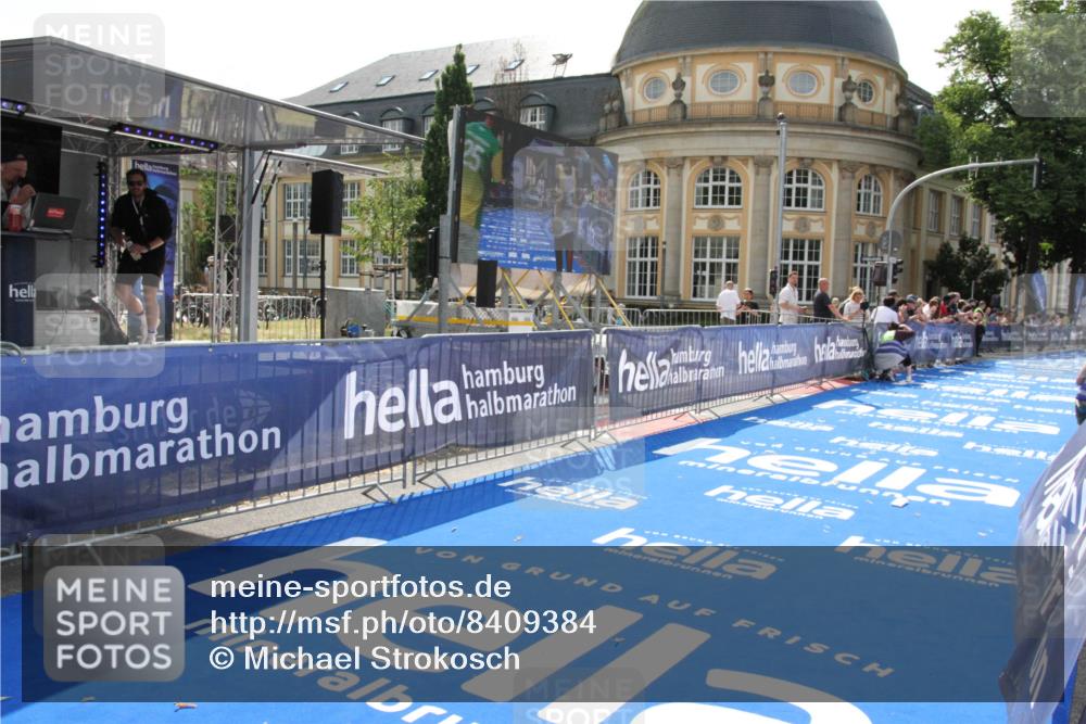 29.06.2025 - hella hamburg halbmarathon Michael Strokosch http://msf.ph/oto/8409384 29.06.2025 10:03:01 Ziel 7, 9 meine-sportfotos.de